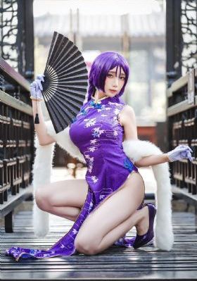 掀起裙子从后面挺进她的身体视频